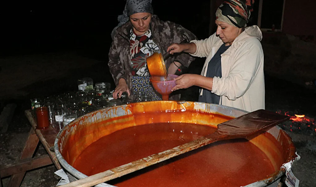 Havzalı Kadınlar Kış Hazırlığı İçin Kuşburnu Marmeladı Yaptı 