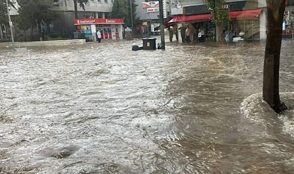İki İlde Hortum ve Dolu Etkili Oldu