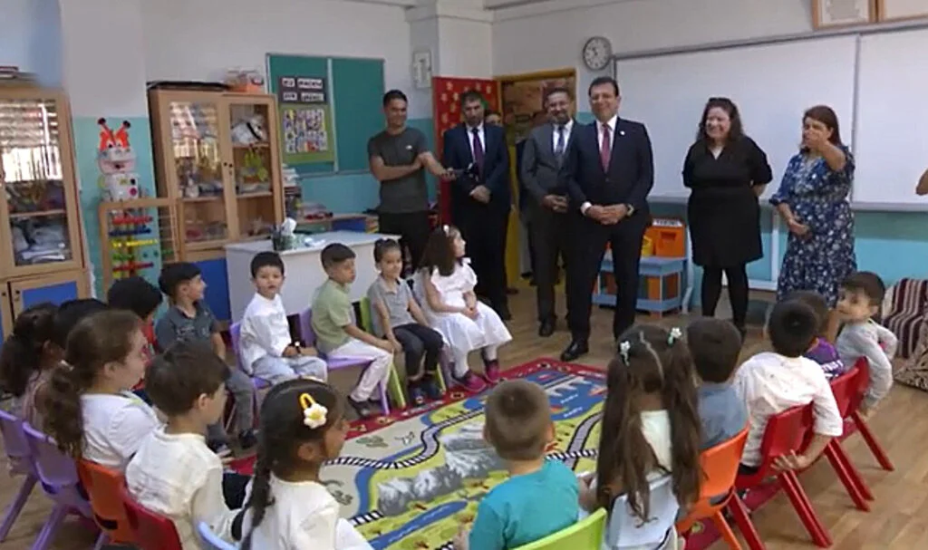 İmamoğlu ile Minik Öğrenci Arasında Gülümseten Diyalog