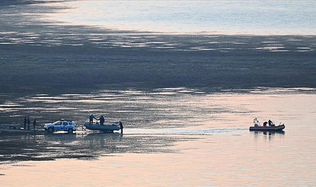 İzmir'de orman yangınına müdahale ederken düşen helikopteri arama çalışmaları sürüyor