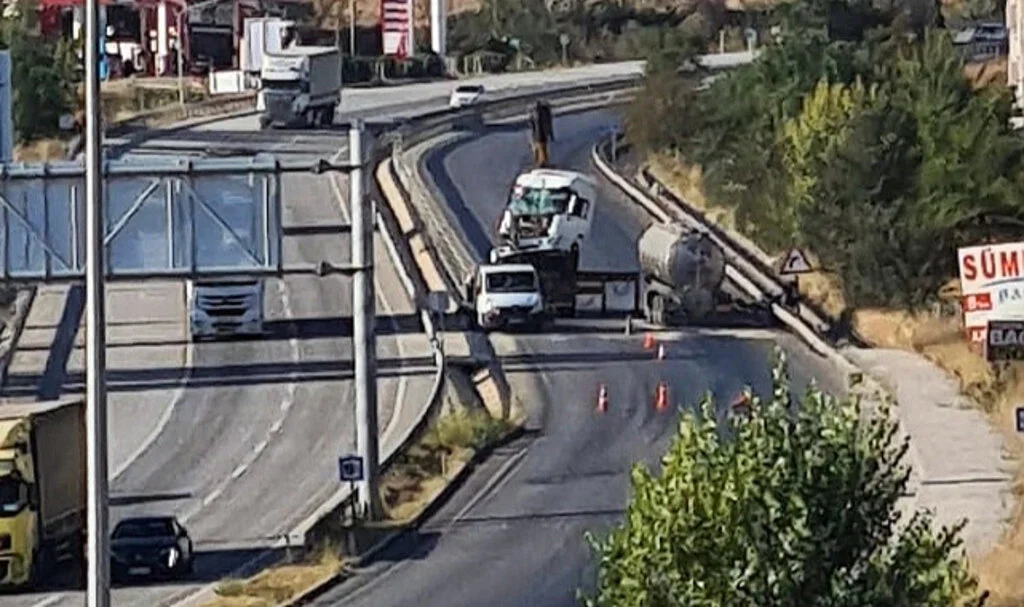 Kastamonu'da İki Tır Çarpıştı: 1 Yaralı
