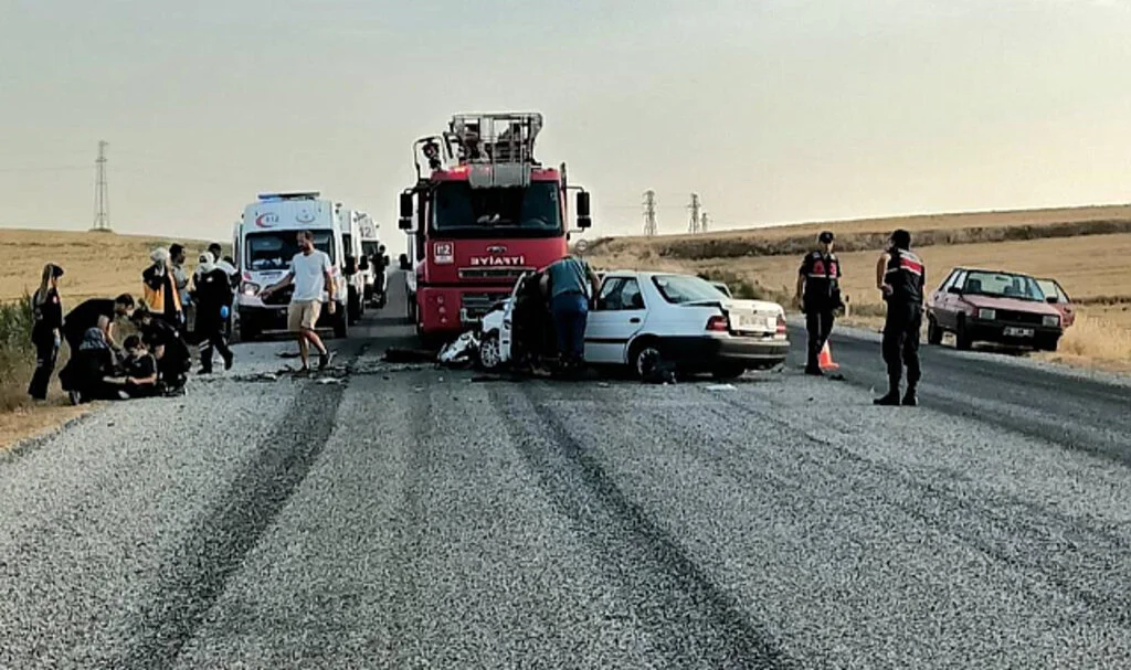 Kontrolden Çıkan Otomobil Karşı Şeritteki Araca Çarptı: 1 Ölü, 8 Yaralı