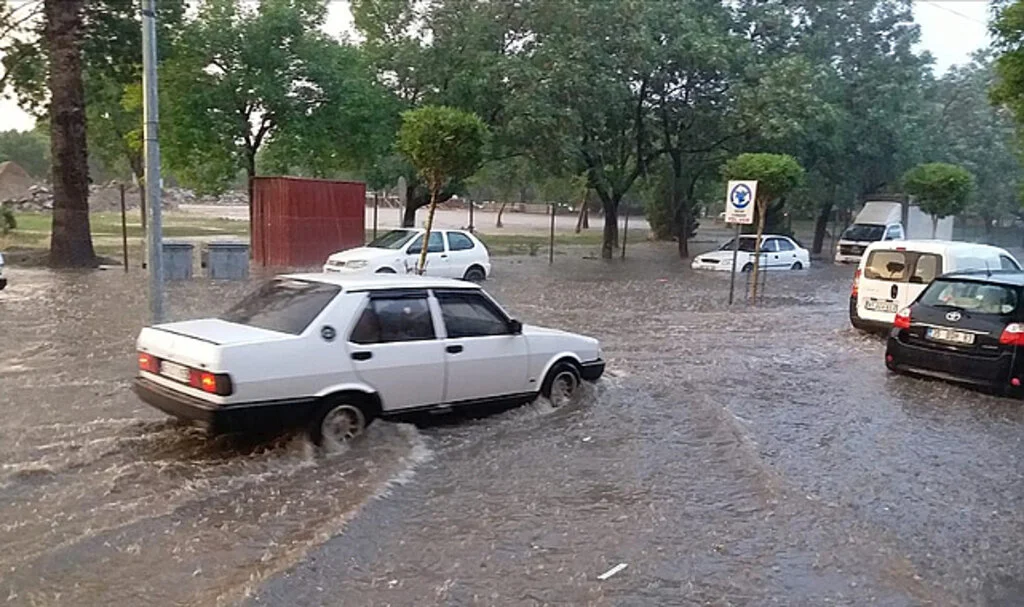 Meteorolojiden Batı Anadolu ve Karadeniz'de Kuvvetli Sağanak Uyarısı