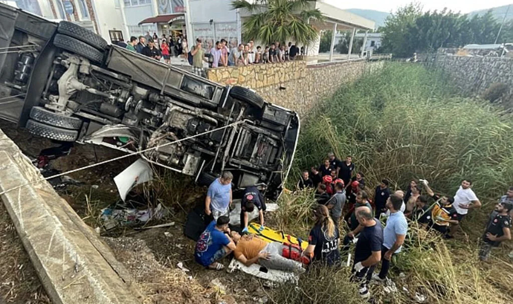Minibüs Dere Yatağına Devrildi: 23 Yaralı