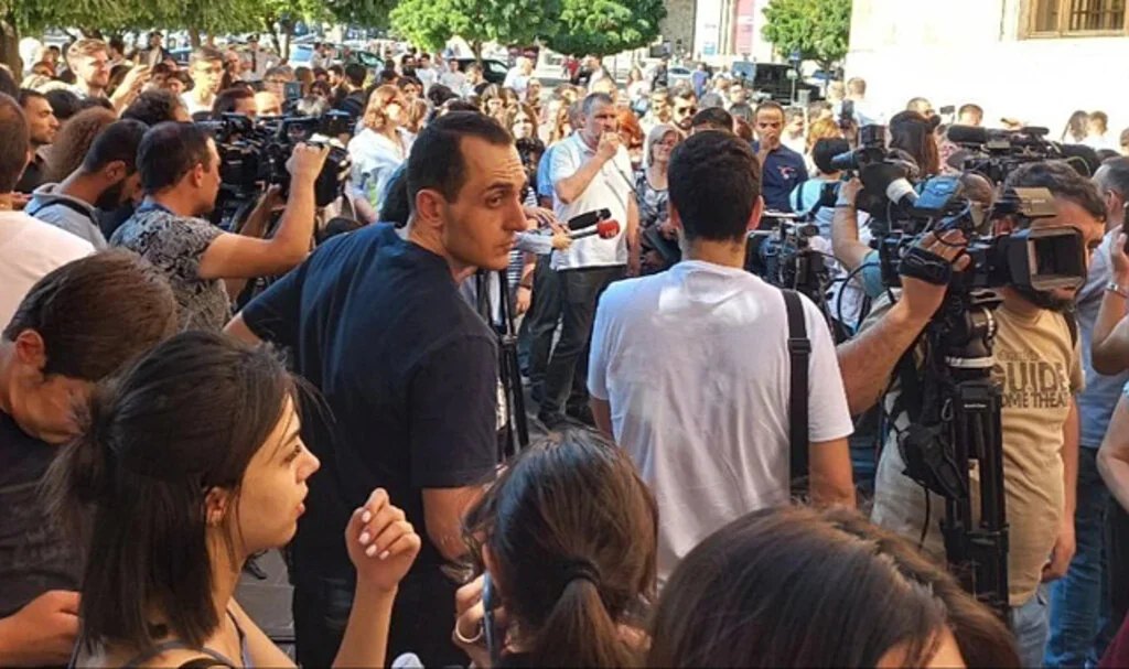 Operasyon Sonrası Ermeniler Hükümet Konağı Önünde Toplandı! Paşinyan'ı Suçlayan Sloganlar Atıyorlar