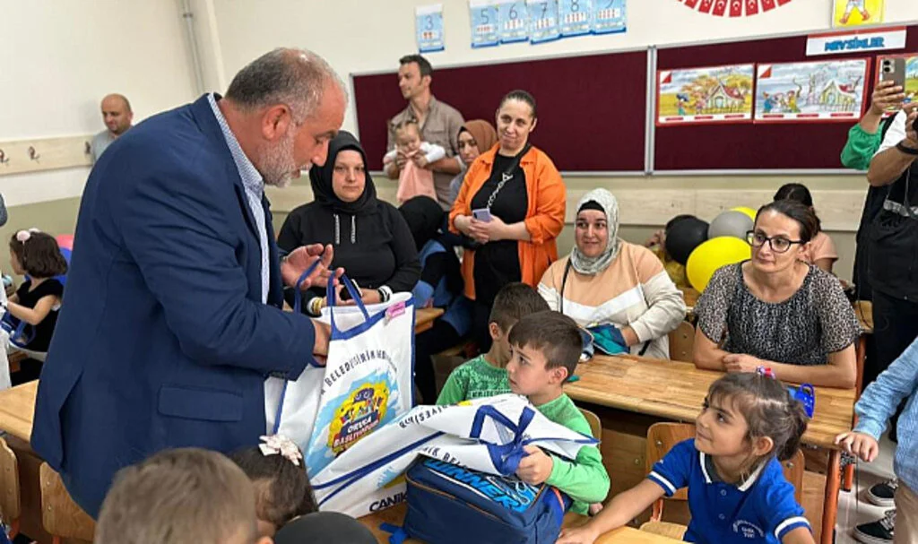 Samsun Canik Belediyesi'nden 2 Bin Çocuğa Kırtasiye Seti ve Okul Çantası Desteği