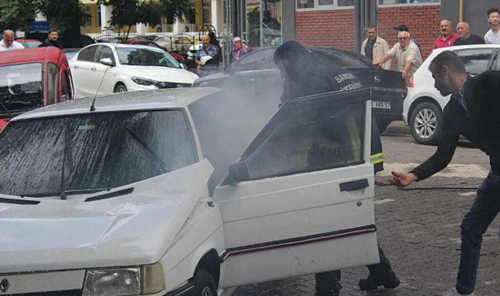 Samsun Çarşamba'da Park Halindeki Otomobilde Yangın