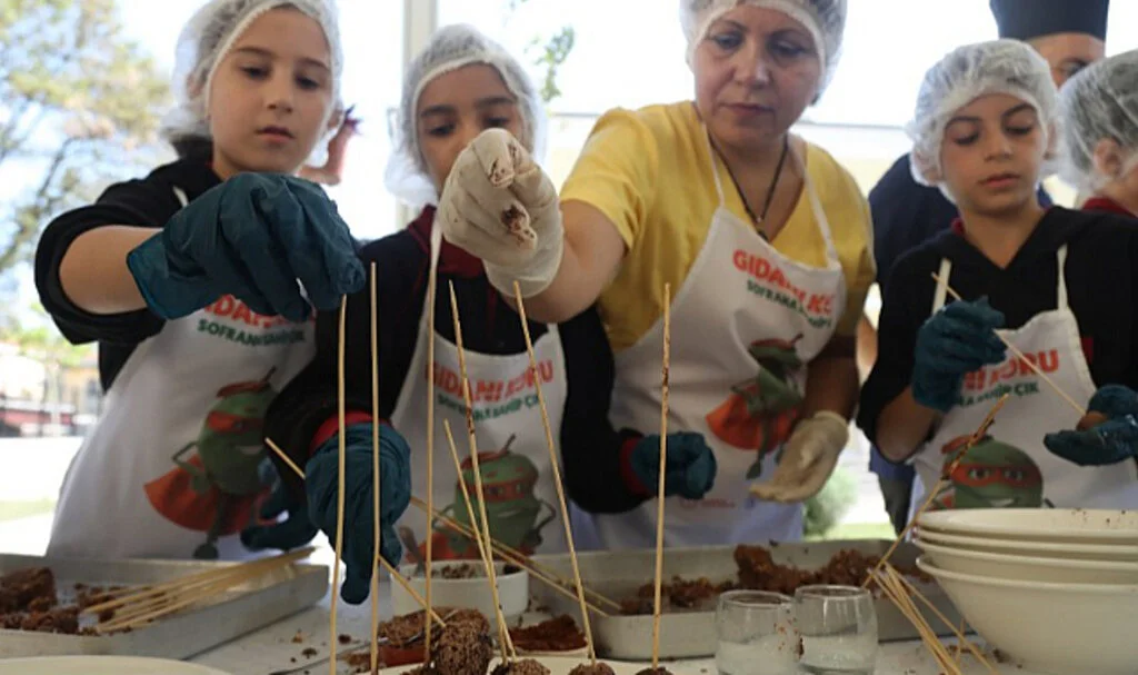 Samsun'da bayat ekmek ve poğaçalar çikolata toplarına dönüştürüldü