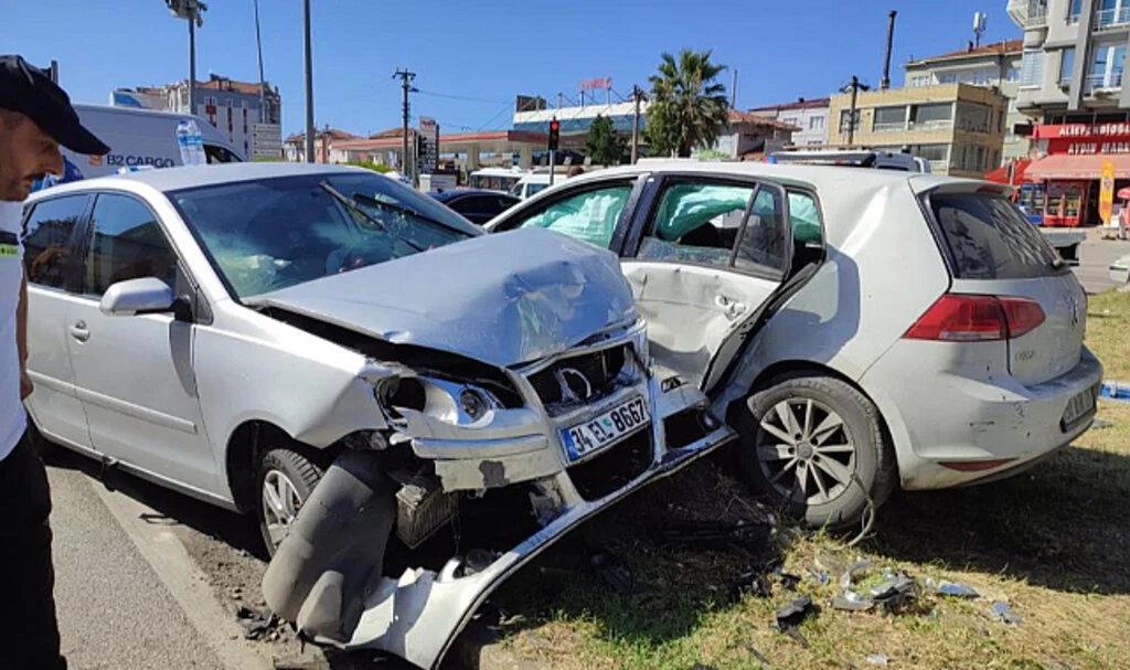 Samsun'da Çarpışan İki Otomobil Refüje Savruldu: 7 Yaralı