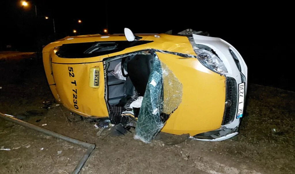 Samsun'da cenaze dönüşü taksi takla attı: 4 yaralı