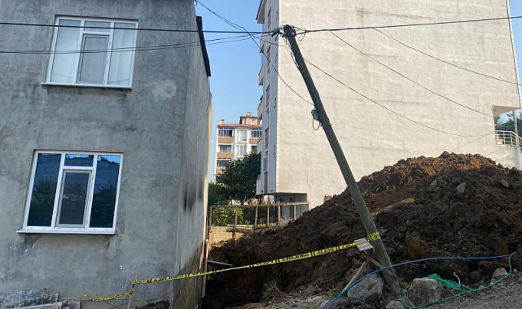 Samsun'da çöken duvarın altında kalan işçi hastaneye kaldırıldı