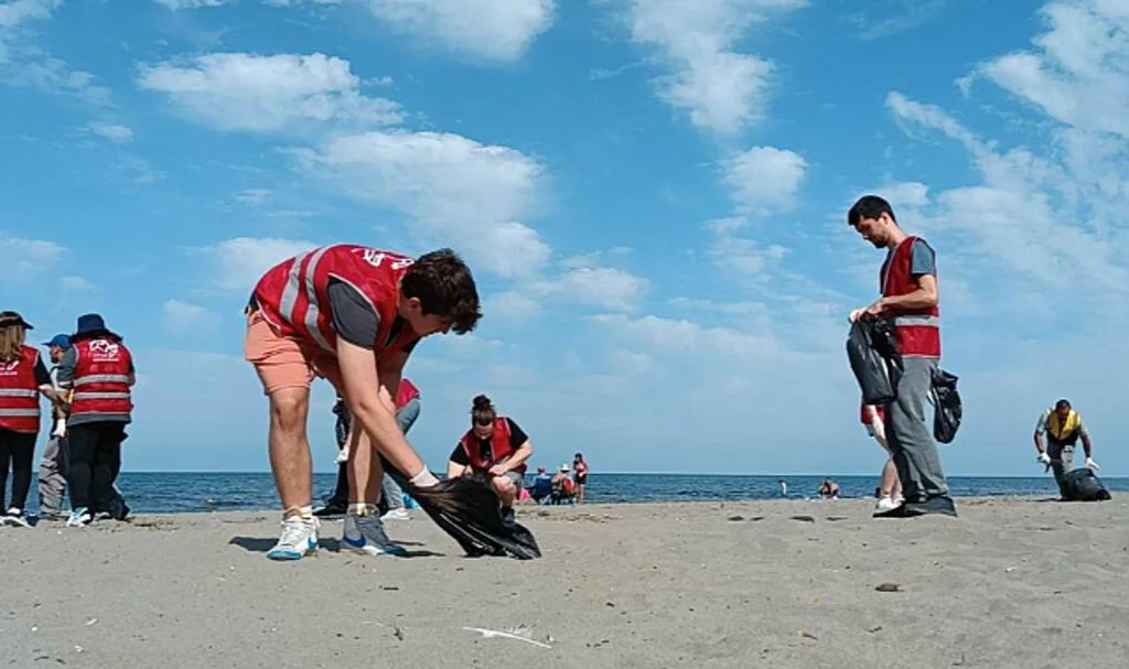 Samsun’da Günde 2 Ton Çöp Toplanan Sahili Gönüllü Olarak Temizlediler