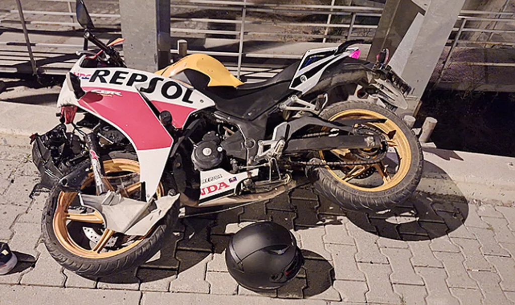 Samsun'da Hafif Ticari Araca Çarpan Motosikletteki 2 Kişi Yaralandı