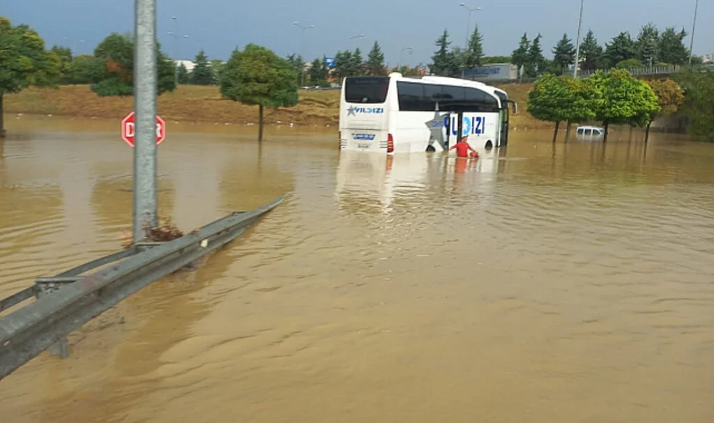 Samsun'da İtfaiye Ekipleri 17 Kişiyi Kurtardı 