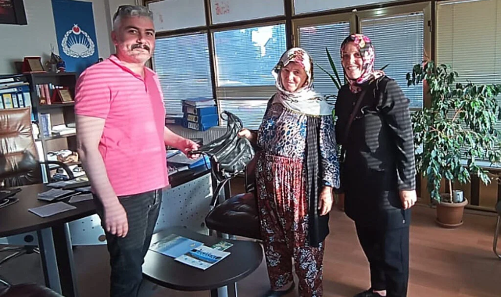 Samsun'da Kadının Kaybettiği Para Olan Çanta, Zabıta Tarafından Bulundu
