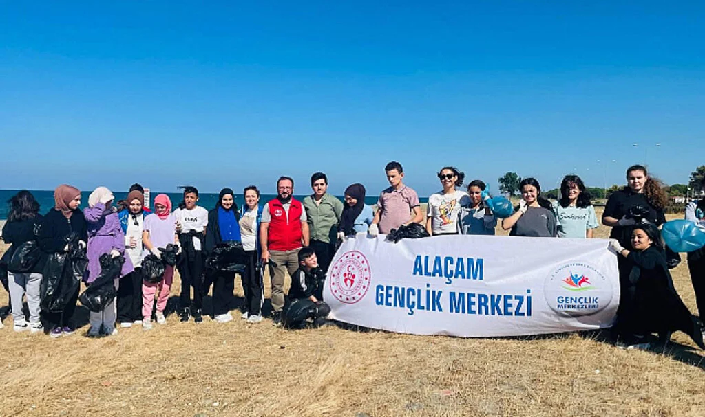 Samsun'da öğrenciler çevre temizliği yaptı