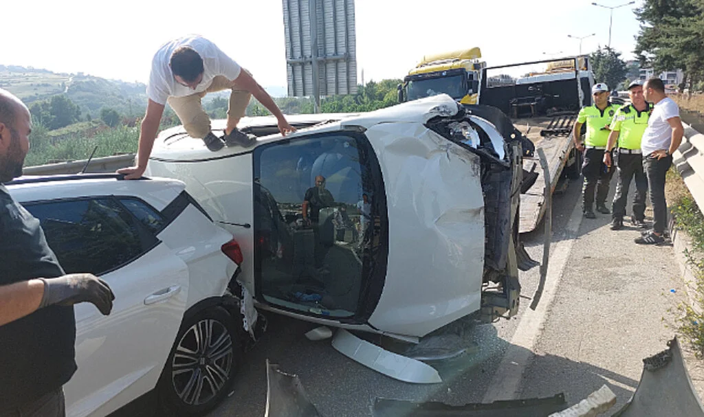 Samsun'da önündeki araca çarpan otomobil devrildi: 1 yaralı
