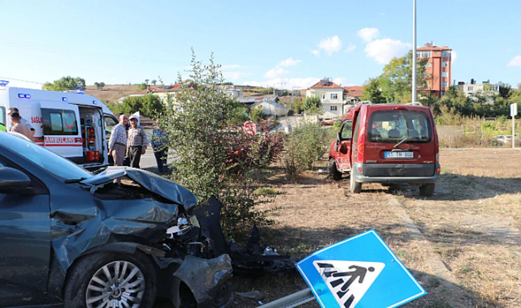 Samsun'da otomobil ile hafif ticari araç çarpıştı! 3 yaralı...