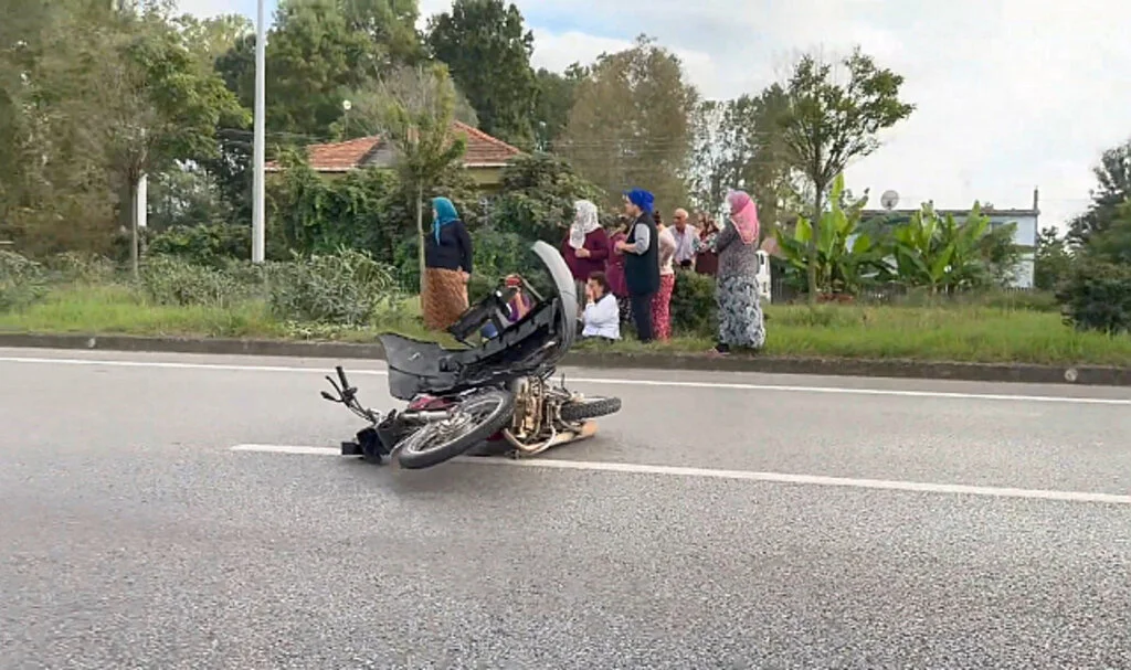 Samsun'da otomobil motosiklete çarptı! 1’i ağır 2 yaralı...