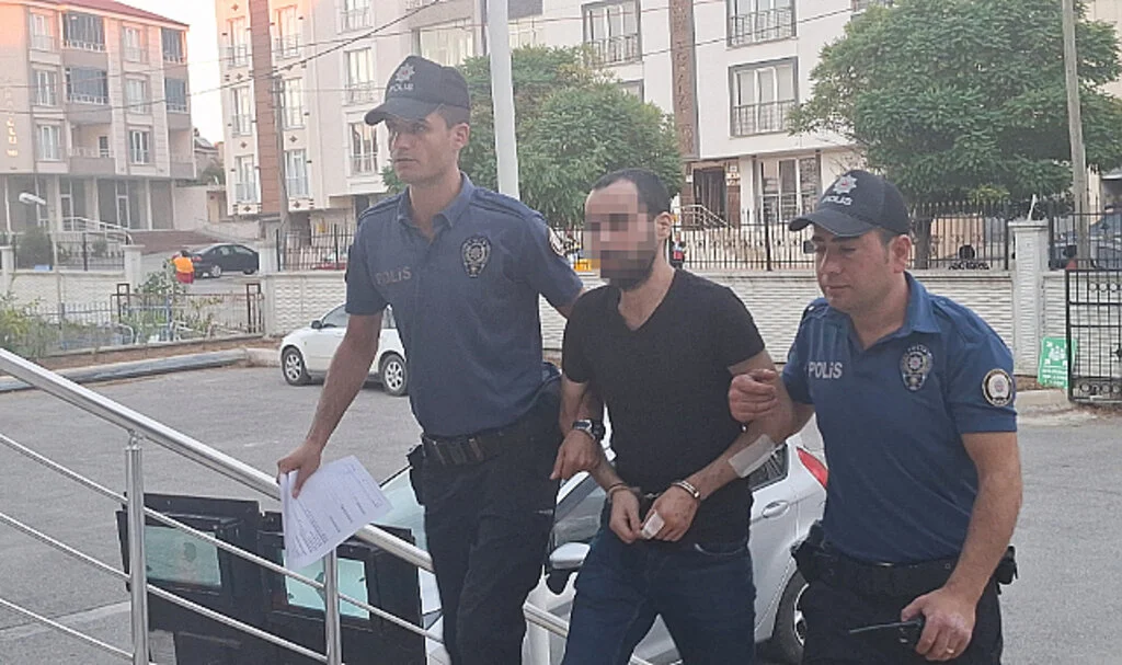 Samsun’da Tartıştığı Akrabası ile Duraktaki Yolcuyu Bıçakla Yaralayan Zanlı Yakalandı