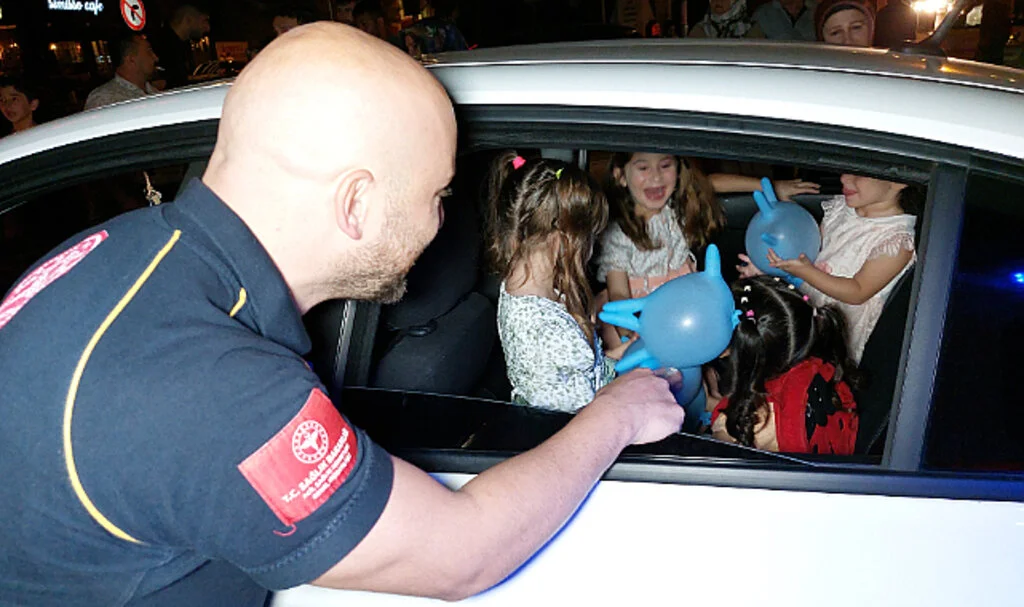 Samsun'da trafik kazasından korkan çocukların yüzünü ambulans şoförü güldürdü