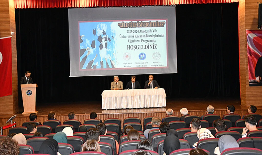 Samsun'da Üniversiteyi Kazanan Öğrenciler İçin "Güle Güle Üniversiteliler" Programı Düzenlendi