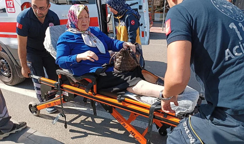 Samsun'da yaya geçidinden geçen kadına araba çarptı