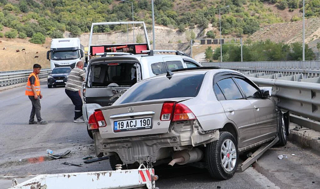 Samsun'da Yol Çalışması Nedeniyle Trafiğin Tek Şeritten Verildiği Viyadükte Kaza: 5 Yaralı