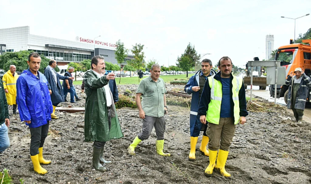 Samsun Valisi Orhan Tavlı uyardı! Yağmur sabaha kadar sürecek, herkesin teyakkuz halinde olmasını istiyorum