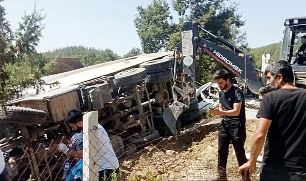 Son Dakika: Kahramanmaraş'ta Freni Boşalan Kamyon Cenaze Namazı Kılanların Arasına Daldı! Ölü ve Yaralılar Var