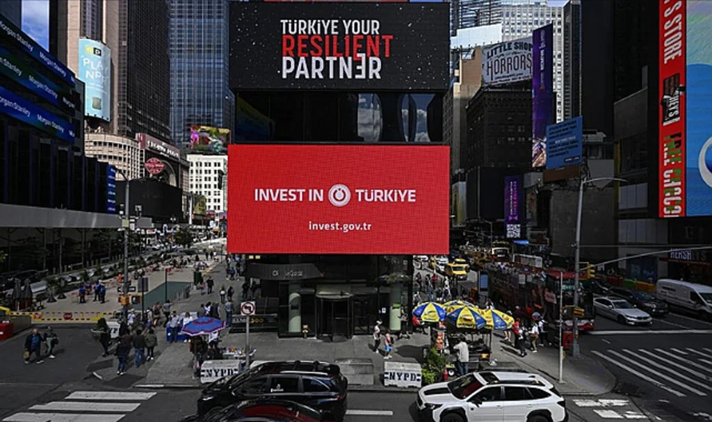 Times Meydanı'ndaki Dijital Panolarda "Invest in Türkiye" Mesajı Yayımlandı