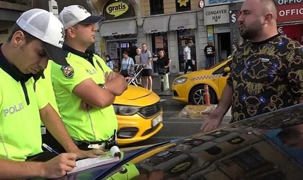 Trafikte 5 bin lira ceza yedi, çılgına döndü: Senin maaşını kim veriyor?