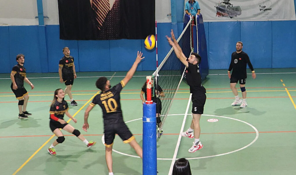 Voleybol Halk Turnuvasının Şampiyonu Kolsuzlar