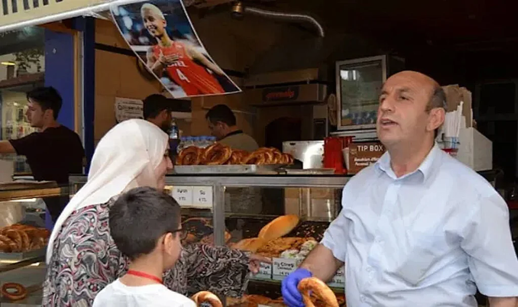 Yıldız isme “Nazar Değmesin” Diye Simit Dağıtıldı