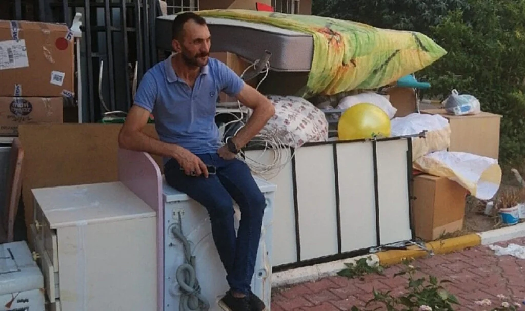 Yüksek Kira Bedelini Karşılayamayan Aile Sokağa Atıldı