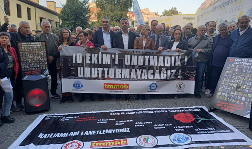 104 Canın Hatırasına 'Barış Karanfili' Atıldı