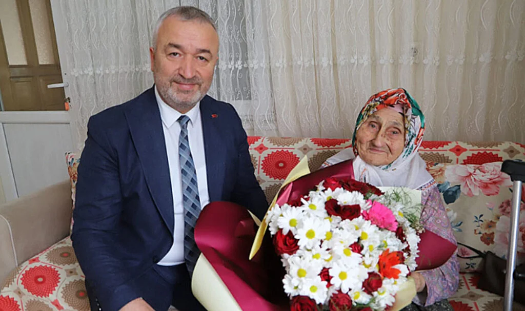 19 Mayıs Belediye Başkanı Topaloğlu'dan "asırlık çınarlara" ziyaret