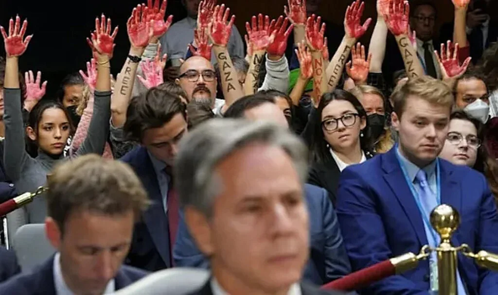 ABD Dışişleri Bakanı Blinken’a ‘kanlı el’ protestosu
