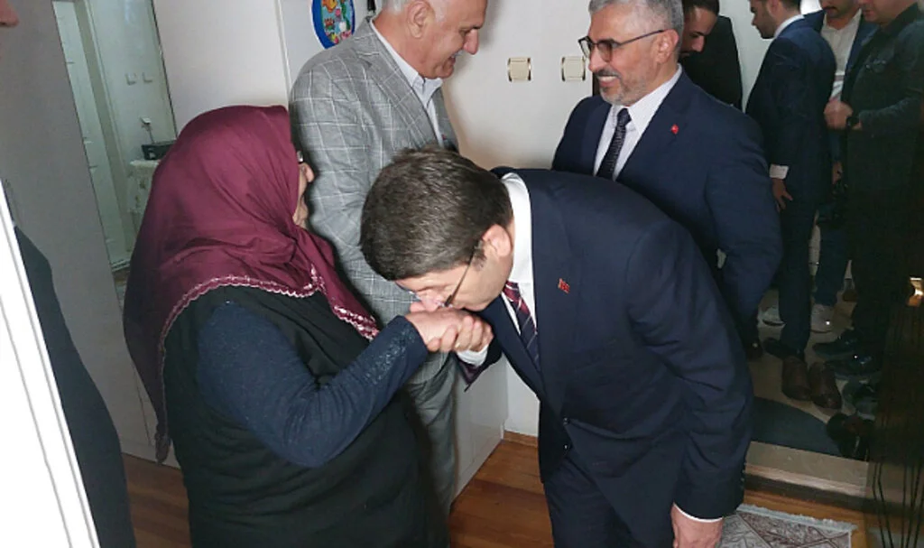 Adalet Bakanı Yılmaz Tunç: Şehit Başsavcı Uzun'un Ailesini Ziyaret Etti