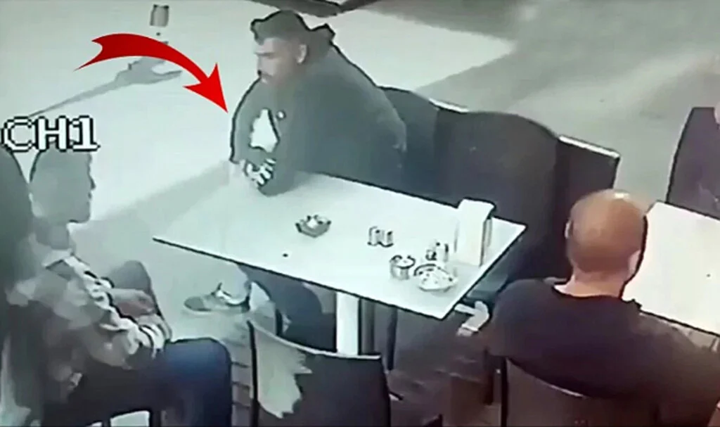 Adres sorduğu büfeciyi, daha cevap vermeden silahıyla vurdu
