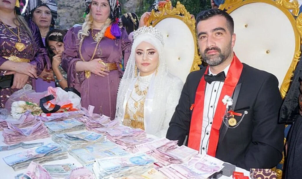 AK Partili gençlik kolları başkanının düğününde 4.5 milyon liralık takı takıldı