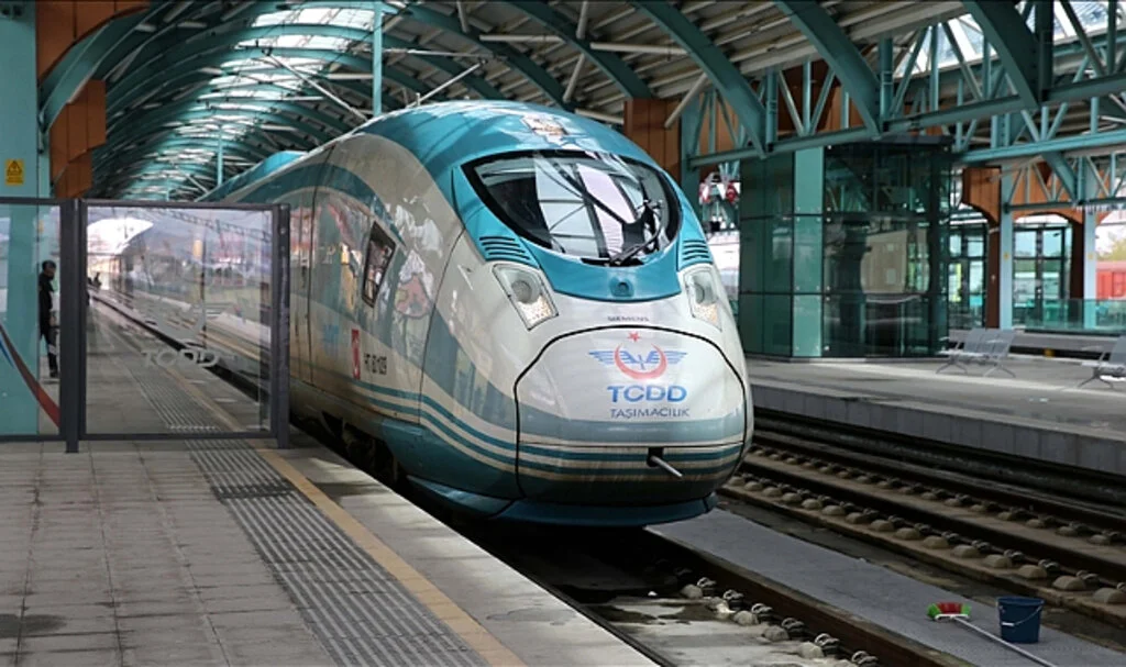 Ankara'da test edilen YHT vagonlarının raydan çıkması sonucu 4 çalışan yaralandı