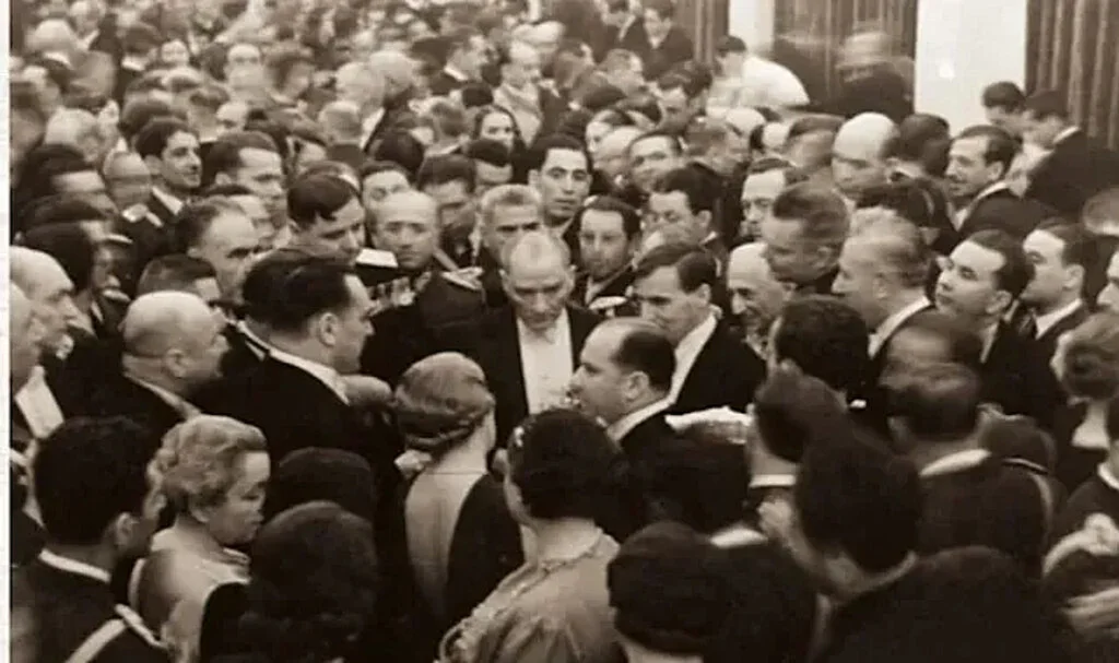 Atatürk’ten Cumhuriyet’in birinci yılında dikkat çeken sözler…