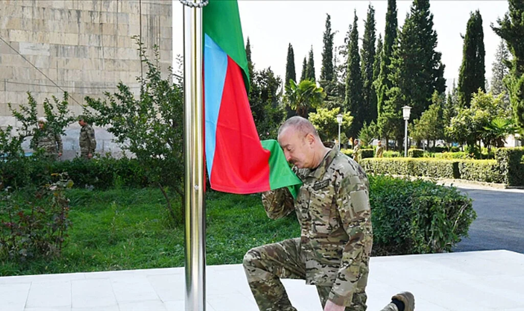 Azerbaycan Cumhurbaşkanı Aliyev, Hankendi ve Hocalı'da Azerbaycan bayrağını göndere çekti
