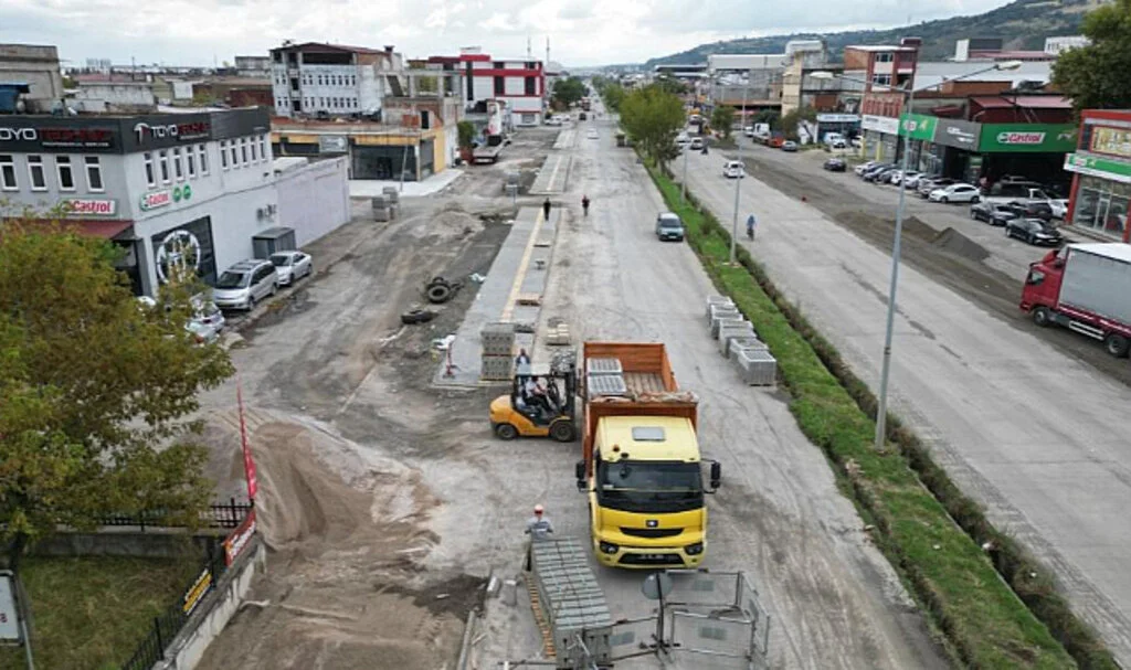 Büyükşehir Belediyesi'nden Samsun Sanayi Bölgelerinde Kaldırım Çalışması