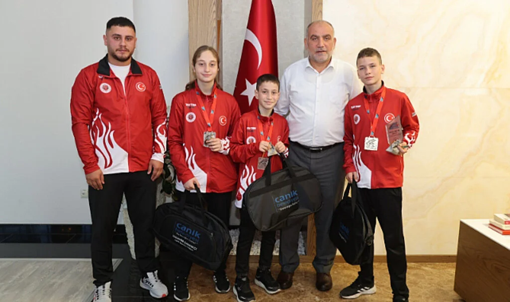 Canik Belediye Başkanı Sandıkçı'dan Şampiyona Altın Hediye