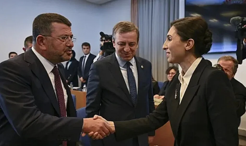 CHP’li Vekilden Merkez Başkanı’na: Çarşıya çıkarsan seni teyzeler terlikle kovalar