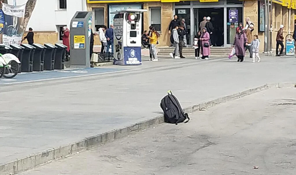 Çorum'un en işlek caddesinde unutulan çanta polisi harekete geçirdi