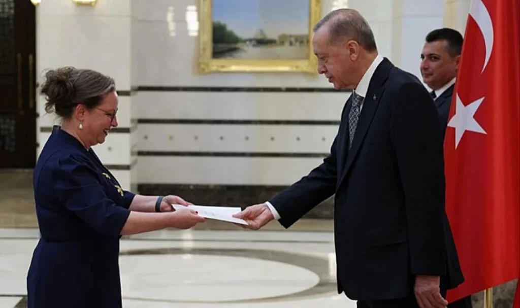 Cumhurbaşkanı Erdoğan'a güven mektubu sunan büyükelçi Türkiye'den ayrıldı
