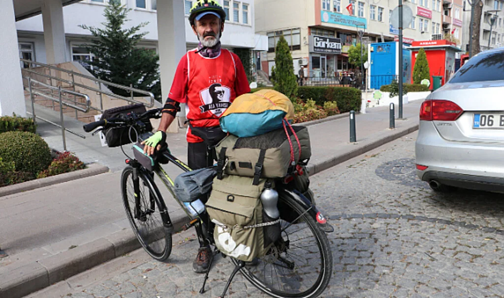 Cumhuriyet'in 100. yıl kutlamalarına katılmak için bisikletle Samsun'dan İzmir'e gidiyor
